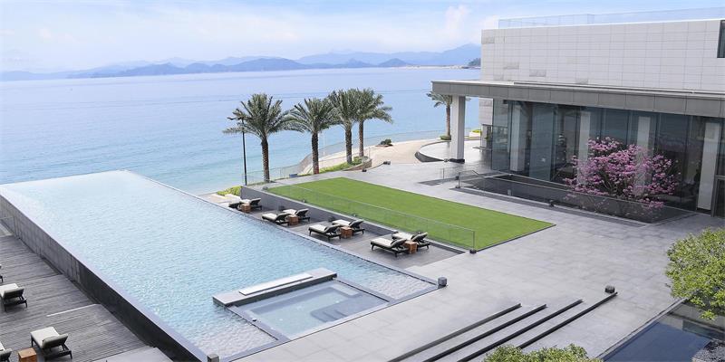 別墅游泳池用什么水處理設(shè)備？該怎么選？