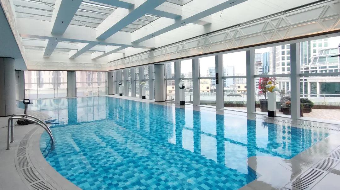 <b>上海酒店界又迎來了一個(gè)低氯泳池，就在南京東路！</b>