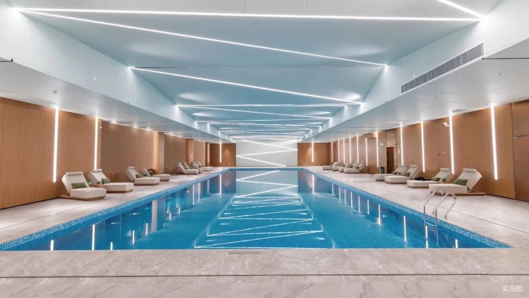 太敢露了！佛山市這家“透明工程”樓盤的游泳池長(zhǎng)這樣…