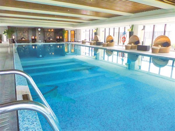 室內(nèi)恒溫泳池的綠色加熱秘籍，揭秘空氣源熱泵的神奇之處!