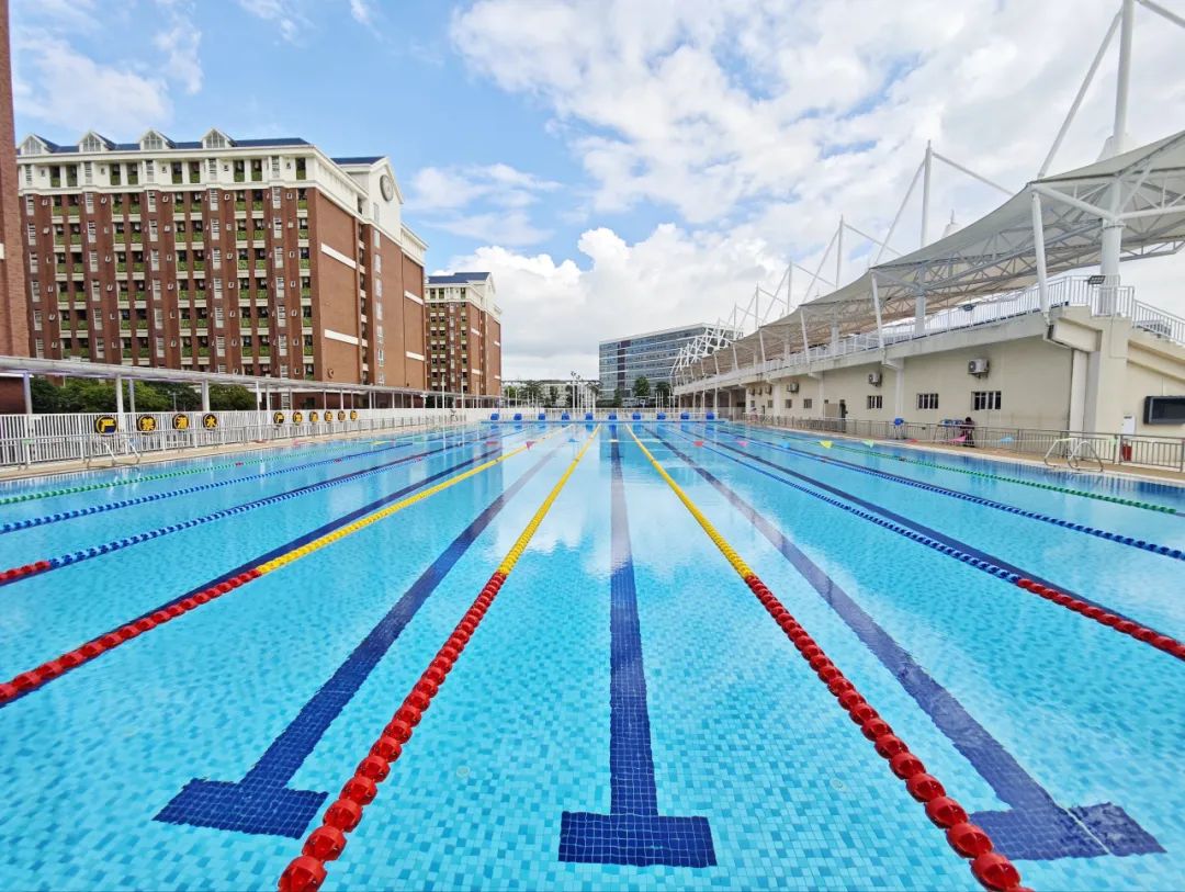 <b>游泳池清潔機(jī)器人讓清潔省心又省力，解放雙手！</b>