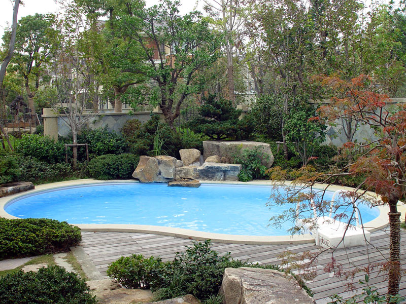 <b>別墅游泳池建在庭院哪？3 個黃金位置不浪費空間還顯檔次！</b>