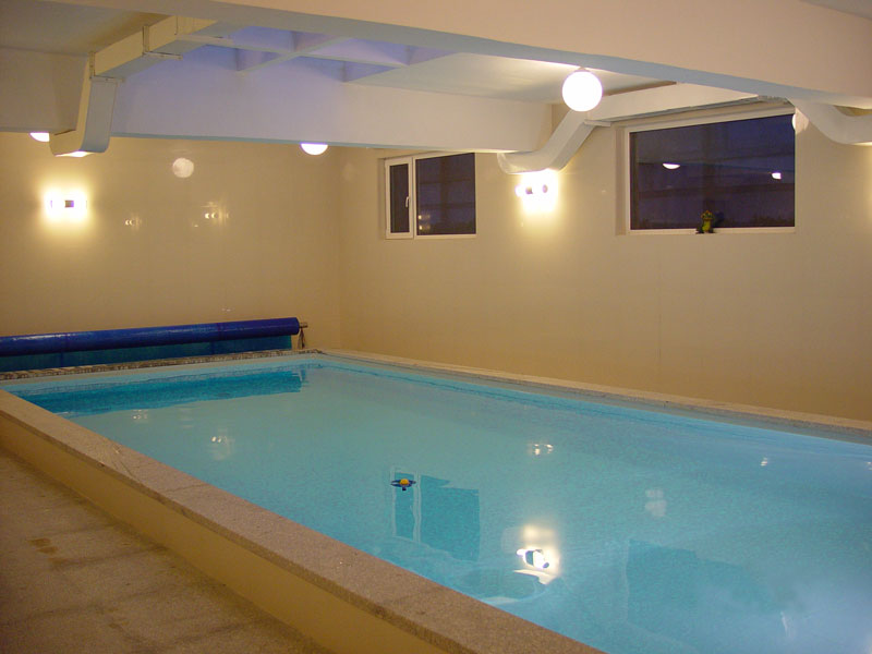 誰(shuí)說(shuō)別墅游泳池只能夏天用？加個(gè)恒溫裝置，冬天也能泡溫泉！